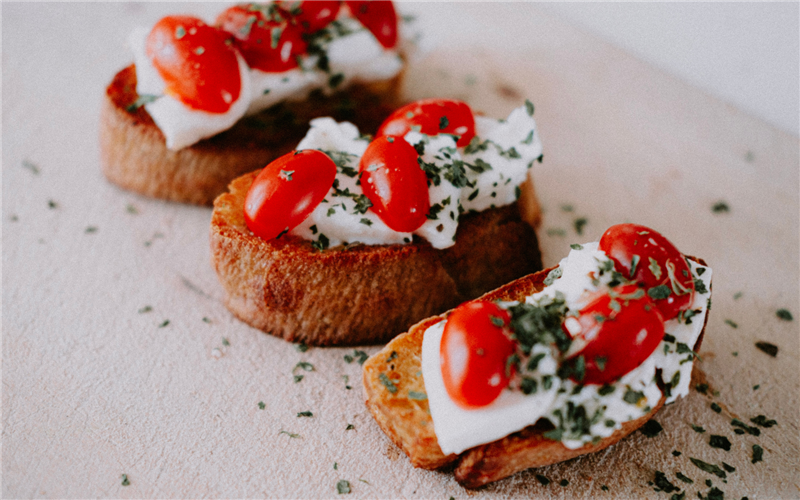 Lunchtime bruschetta with protein